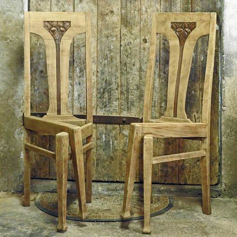 Specialdesign av två stolar i ek "Dialog" 